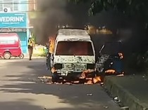 Angkot Sedang Parkir Tiba-tiba Terbakar di Depok, Kok Bisa?