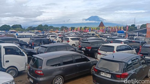 Penumpukan kendaraan yang terjadi di wilayah terminal cargo Gilimanuk yang digunakan sebagai buffer zone, Rabu (18/3/2026).