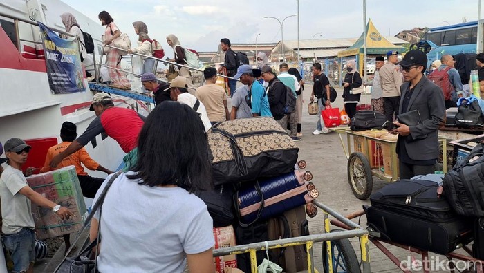 Antrean penumpang di Pelabuhan Kalianget tujuan Kangean Sumenep