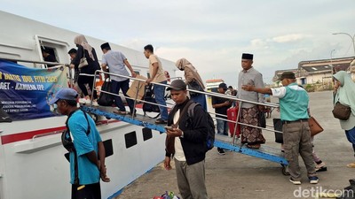 Pelabuhan Kalianget Dipadati Pemudik, Tiga Kapal Diberangkatkan