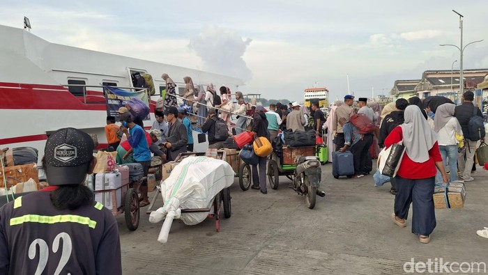 Antrean penumpang di Pelabuhan Kalianget tujuan Kangean Sumenep