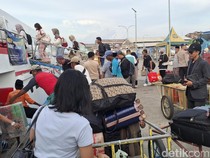 Pelabuhan Kalianget Sumenep Dipadati Pemudik di H-2 Lebaran