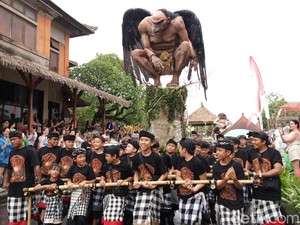 Ogoh-ogoh Ubud Diserbu Bule, Rela Hujan-hujanan di Pinggir Jalan