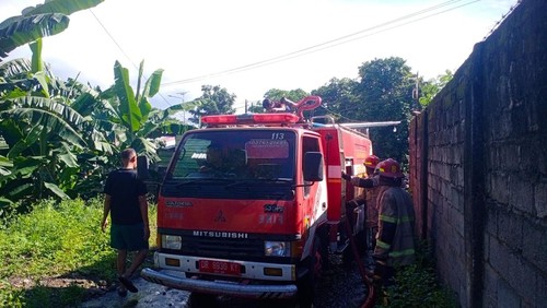 Mobil Damkar Sambelia, Lombok Timur, tiba-tiba macet saat hendak padamkan kebakaran.