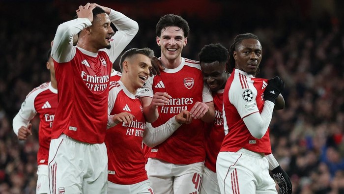 Soccer Football - UEFA Champions League - Round 16 - Second Leg - Arsenal v Bayer Leverkusen - Emirates Stadium, London, Britain - March 17, 2026 Arsenals Eberechi Eze celebrates scoring their first goal with William Saliba, Bukayo Saka, Leandro Tro