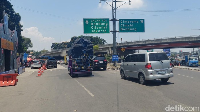 arus lalu lintas di simpang padalarang yang dilewati pemudik