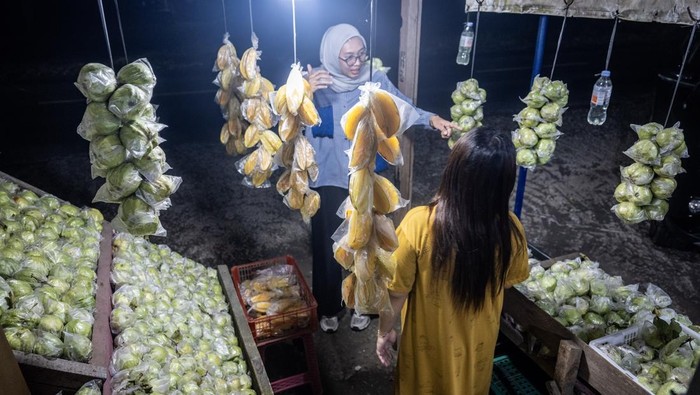 Pedagang melayani pembeli buah jambu kristal di jalur jalan Pantai Selatan (Pansela), Purworejo, Jawa Tengah, Selasa (17/3/2026). Buah jambu kristal yang dijual dengan harga Rp15 ribu per kilogram tersebut menjadi salah satu oleh-oleh favorit bagi pengguna jakan yang melintas di jalur Pansela, terutama saat arus mudik Lebaran dengan penjualan meningkat dari sekitar 30 kilogram per hari pada hari biasa menjadi lebih dari 50 kilogram per harinya. ANTARA FOTO/Bayu Pratama S/foc.