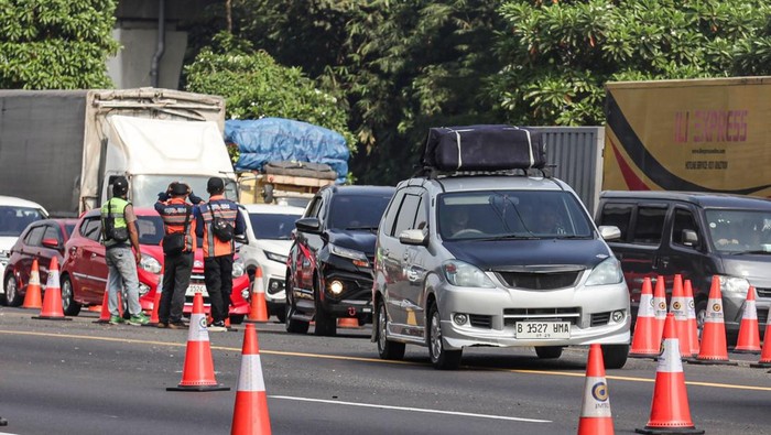 Sejumlah kendaraan melintas saat penerapan rekayasa lalu lintas lawan arah (contraflow) dua jalur di ruas jalan Tol Jakarta-Cikampek, Karawang, Jawa Barat, Rabu (18/3/2026). PT Jasamarga Transjawa Tol (JTT) memperpanjang contraflow yang sebelumnya da