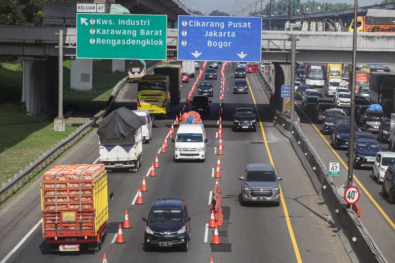 Sejumlah kendaraan melintas saat penerapan rekayasa lalu lintas lawan arah (Contraflow) dua jalur di ruas jalan Tol Jakarta-Cikampek, Karawang, Jawa Barat, Rabu (18/3/2026). PT Jasamarga Transjawa Tol (JTT) memperpanjang contraflow yang sebelumnya dari KM 55 menjadi KM 36 hingga KM 70 Gerbang Tol Cikampek Utama guna mengurai volume lalu lintas saat puncak arus mudik Lebaran 2026. ANTARA FOTO/Darryl Ramadhan/foc.