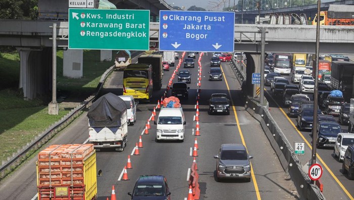 Sejumlah kendaraan melintas saat penerapan rekayasa lalu lintas lawan arah (Contraflow) dua jalur di ruas jalan Tol Jakarta-Cikampek, Karawang, Jawa Barat, Rabu (18/3/2026). PT Jasamarga Transjawa Tol (JTT) memperpanjang contraflow yang sebelumnya da