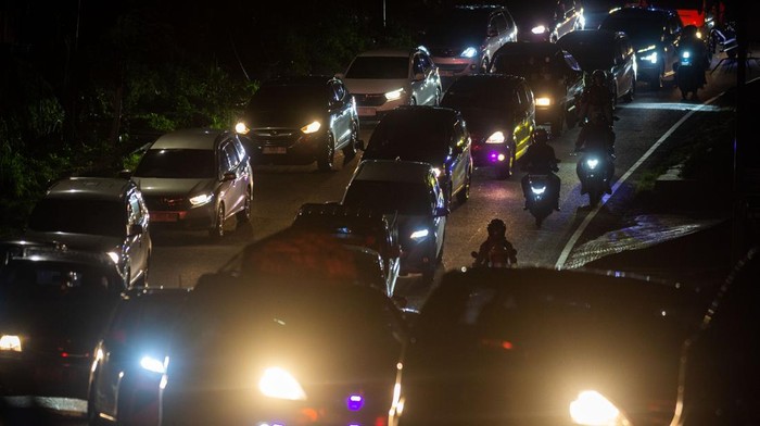Antrean pengendara melintasi jalur mudik Nagreg di Kabupaten Bandung, Jawa Barat, Rabu (18/3/2026). Satlantas Polresta Bandung mencatat pada H-3 Lebaran Idul Fitri 2026 sebanyak 110.362 kendaraan telah melintasi jalur nagreg menuju Garut, Tasikmalaya dan Jawa Tengah dan diprediksi terus mengalami peningkatan melampaui puncak arus mudik tahun lalu yang mencapai total 115.000 kendaraan. ANTARA FOTO/Novrian Arbi/agr