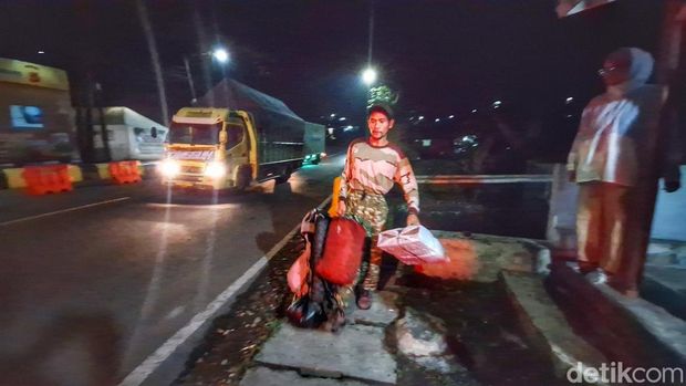 Asep, pemudik jalan kaki