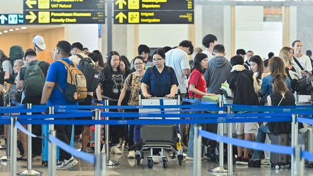 Penumpang pesawat antre di tempat lapor diri Terminal Keberangkatan Internasional Bandara Internasional I Gusti Ngurah Rai, Badung, Bali, Rabu (18/3/2026). Bandara Bali akan berhenti beroperasi sementara selama 24 jam saat Hari Raya Nyepi tahun Saka 1948 mulai Kamis (19/3) pukul 06.00 Wita hingga Jumat (20/3) pukul 06.00 Wita. ANTARA FOTO/Fikri Yusuf/agr