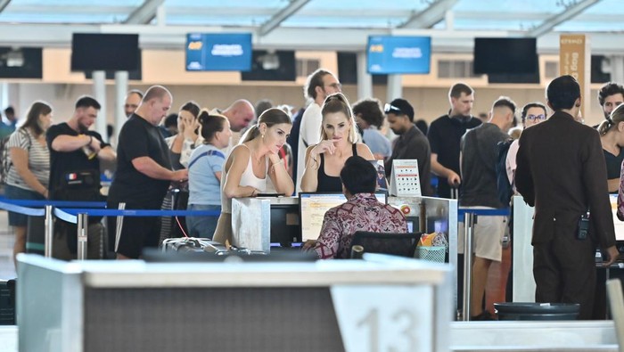 Penumpang pesawat antre di tempat lapor diri Terminal Keberangkatan Internasional Bandara Internasional I Gusti Ngurah Rai, Badung, Bali, Rabu (18/3/2026). Bandara Bali akan berhenti beroperasi sementara selama 24 jam saat Hari Raya Nyepi tahun Saka 1948 mulai Kamis (19/3) pukul 06.00 Wita hingga Jumat (20/3) pukul 06.00 Wita. ANTARA FOTO/Fikri Yusuf/agr