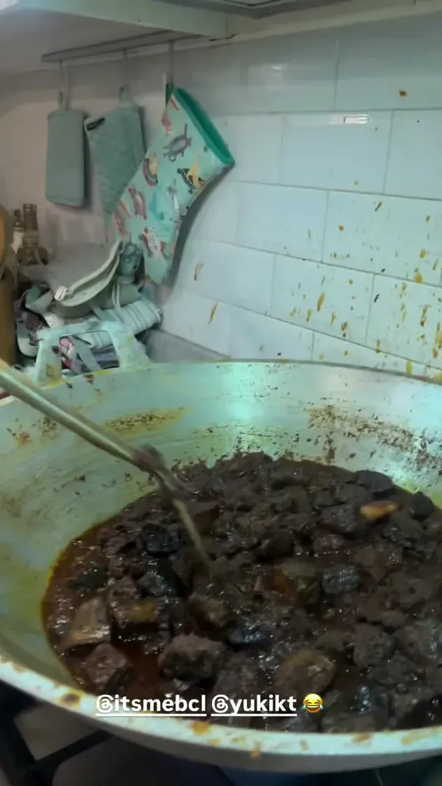 BCL Turun ke Dapur! Masak 7 Kg Rendang hingga 6 Jam Buat Lebaran
