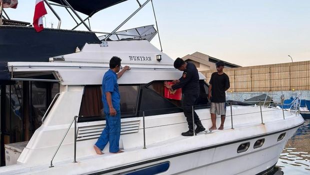 Bea Cukai Jakarta memeriksa kapal-kapal pesiar pribadi atau yacht. Tak kurang sebanyak 82 yacht yang tengah berada diperairan dan sandar di dermaga Batavia Marina. (Dok. Kanwil Bea Cukai Jakarta)