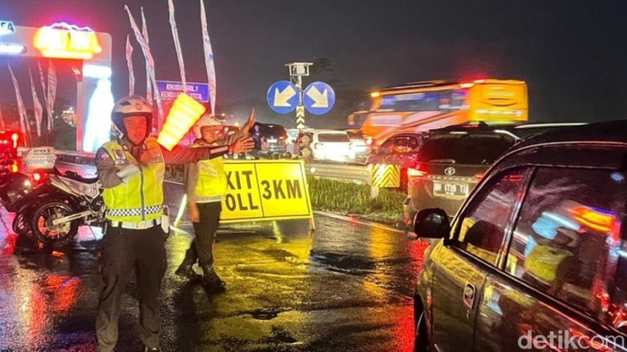 Buka tutup rest area KM 338 A akibat padatnya pemudik.