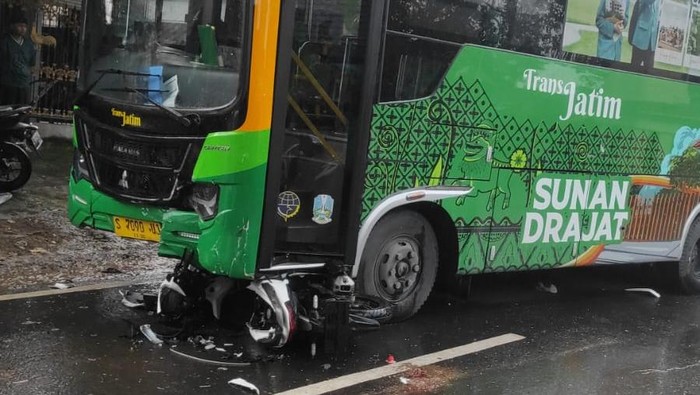 Bus Trans Jatim tabrak motor yang menyeberang di Jalan Solukuro Lamongan