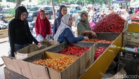Warga mengantre untuk membeli cabai pada salah satu kios di Pasar Senen, Jakarta Pusat, Rabu (18/3/2026).