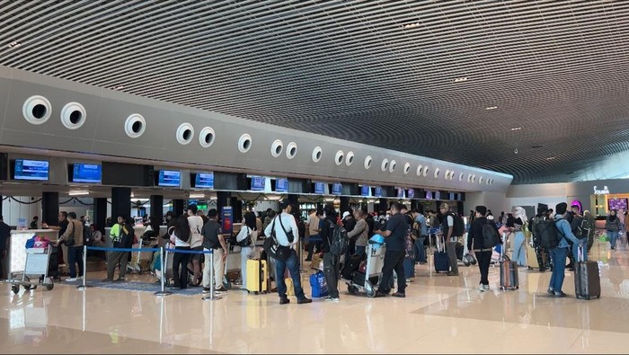 Check-in counter di keberangkatan terminal Bandara Sultan Hasanuddin ramai dipadati pemudik Lebaran Idul Fitri 1447 H.