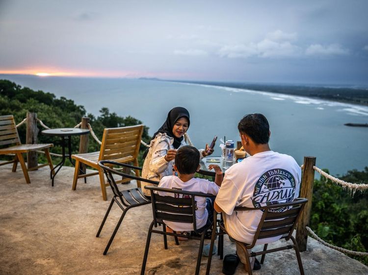 Cuma Rp20 Ribu! Pemudik Bisa Santai Sambil Nikmati Pantai di Mezzo Beach Club