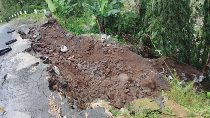 Dampak longsor dan banjir di Pasuruan