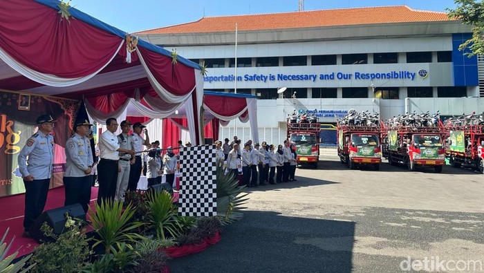 Dishub Jatim berangkatkan truk angkut motor pemudik gratis