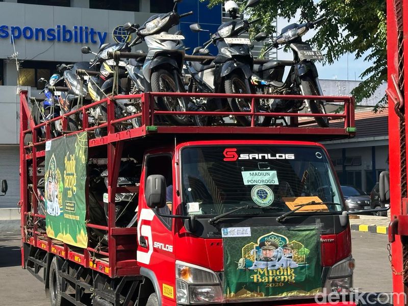 Dishub Jatim berangkatkan truk angkut motor pemudik gratis
