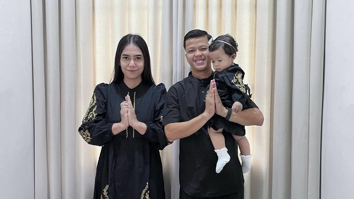 Gelandang Persik, Bayu Otto bersama anak dan istrinya