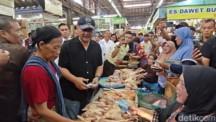 Gubernur Jawa Tengah, Ahmad Luthfi tinjau sejumlah bahan pokok di Pasar Gede, Solo, Rabu (18/3/2026).
