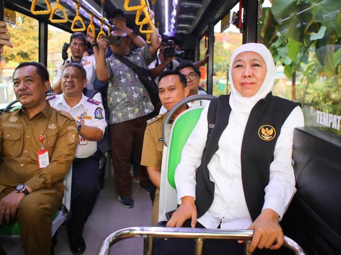 Gubernur Khofifah saat naik Bus Trans Jatim