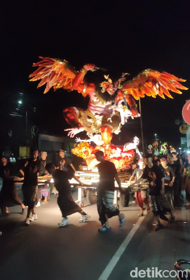 Iring-iringan pengarak ogoh-ogoh masyarakat di Desa Tibubeneng, Kuta Utara, Badung, Bali pada Rabu (18/3/2026). (Ahmad Firizqi Irwan/detikBali).