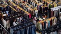 Selain harga terjangkau, thrifting juga menjadi pilihan karena pengunjung bisa menemukan pakaian dengan model unik hingga merek tertentu.