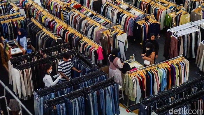 Jelang Idulfitri, Warga Berburu Baju Bekas