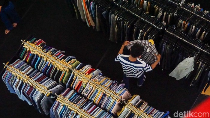 Warga berburu pakaian bekas di Depok Town Square (Detos), Rabu (18/3/2026). Aktivitas thrifting menjelang Hari Raya IdulFitri 2026 tampak meningkat dan dipadati pembeli dari berbagai kalangan.