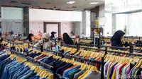 Beragam jenis pakaian dijual, mulai dari kaus, kemeja, celana panjang hingga jaket. Pilihan yang beragam membuat pengunjung leluasa mencari kebutuhan busana.