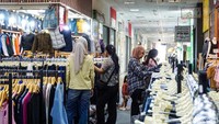 Para pembeli terlihat sibuk memilah pakaian yang digantung di setiap kios. Mereka memeriksa kondisi bahan, ukuran, hingga merek sebelum memutuskan untuk membeli.