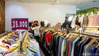 Aktivitas jual beli pakaian bekas ini menjadi alternatif warga untuk memenuhi kebutuhan busana Lebaran.