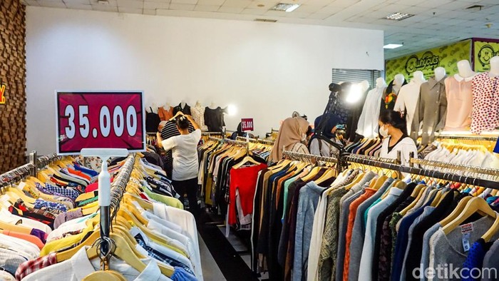 Warga berburu pakaian bekas di Depok Town Square (Detos), Rabu (18/3/2026). Aktivitas thrifting menjelang Hari Raya IdulFitri 2026 tampak meningkat dan dipadati pembeli dari berbagai kalangan.
