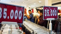 Harga yang ditawarkan pun relatif terjangkau, mulai dari Rp10.000 hingga Rp100.000 per item, tergantung jenis dan kualitas pakaian.