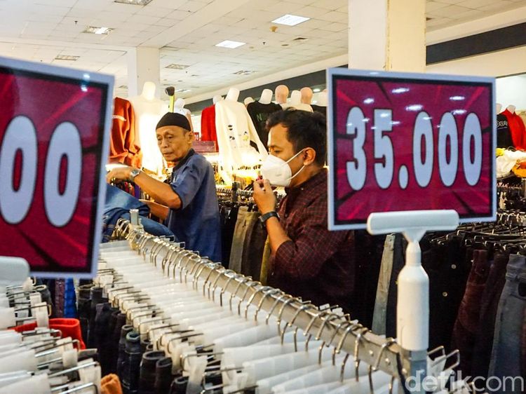 Jelang Idulfitri, Warga Berburu Baju Bekas