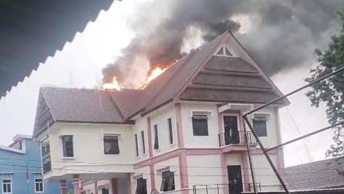Kantor Camat Walenrang di Luwu terbakar tersambar petir.