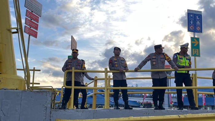 Kapolda Jatim Irjen Nanang Avianto saat memantau penutupan Pelabuhan Ketapang