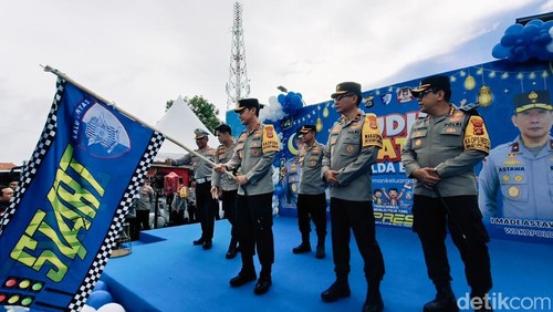 Kapolda Bali Irjen Daniel Adityajaya beserta jajaran saat melepas keberangkatan 5 bus mudik gratis dari Terminal Ubung, Rabu (18/3/2026).