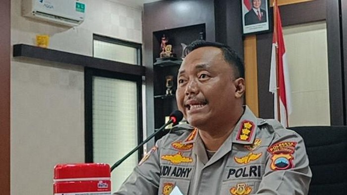 Kapolresta Cilacap, Kombes Budi Adhy Buono buka suara usai namanya disebut dalam kasus korupsi Bupati Cilacap. Dia membantah terlibat dalam kasus itu.
