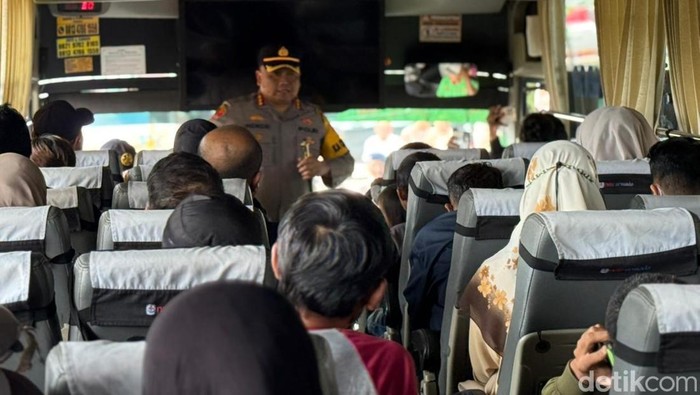 Kapolresta Samarinda, Kombes Hendri Umar saat memantau para pemudik di dalam bus.