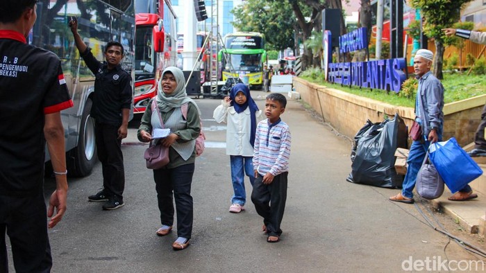 Kapolri Listyo Sigit Prabowo secara resmi melepas keberangkatan ribuan peserta dalam program “Mudik Gratis Polri Presisi 2026” di Polda Metro Jaya. Program ini menjadi bagian dari upaya Polri untuk menghadirkan rasa aman dan nyaman bagi masyarakat yang ingin merayakan Lebaran di kampung halaman.