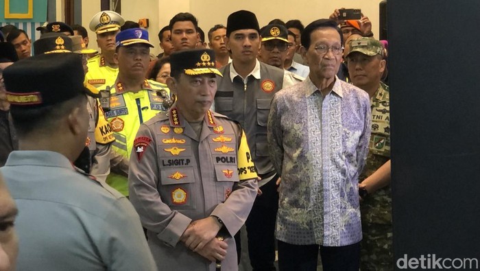 Kapolri Jenderal Listyo Sigit Probowo meninjau langsung situasi arus mudik di Stasiun Yogyakarta atau Stasiun Tugu Jogja, Rabu (18/3) malam. 