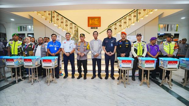 Kapolri Jenderal Listyo Sigit Prabowo saat meninjau kesiapan Operasi Ketupat Progo 2026 di Stasiun Tugu, Daerah Istimewa Yogyakarta (DIY). (dok istimewa)