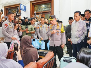 Kapolri Pantau Mudik di Stasiun Tugu Yogya: Sapa Penumpang, Bagikan Bingkisan